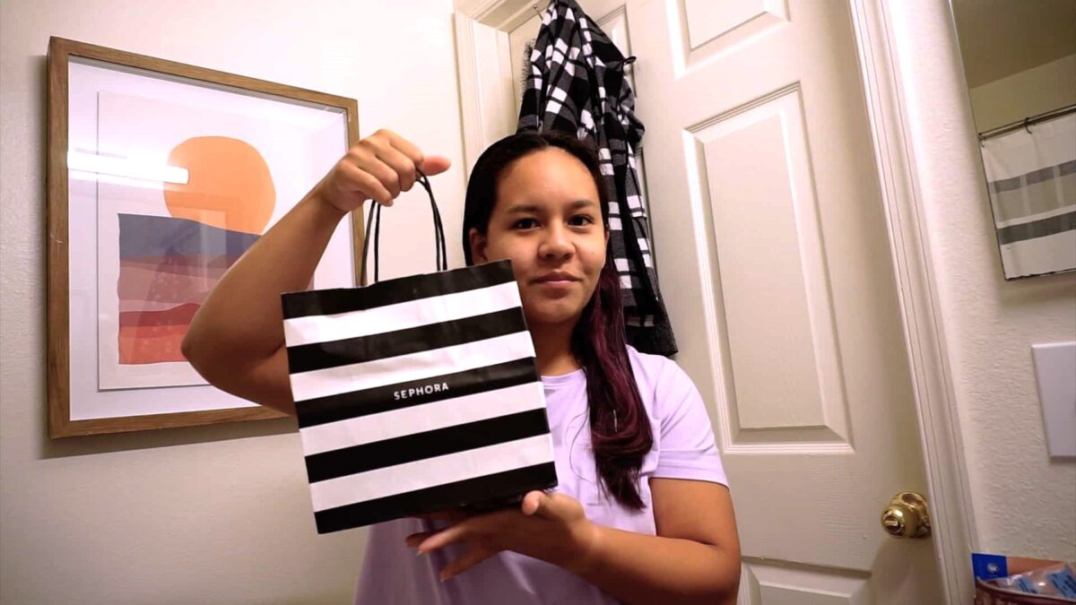 Yasmin holding up a Sephora bag from the Sephora Savings Event.